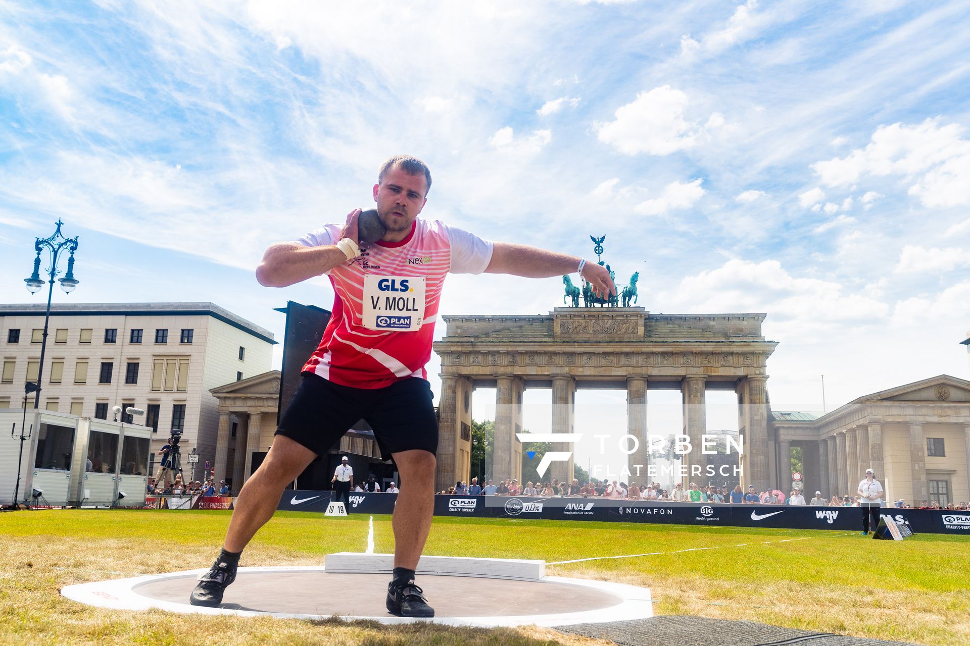 Valentin Moll (LC Rehlingen) beim Kugelstossen waehrend der deutschen Leichtathletik-Meisterschaften auf dem Pariser Platz am 24.06.2022 in Berlin